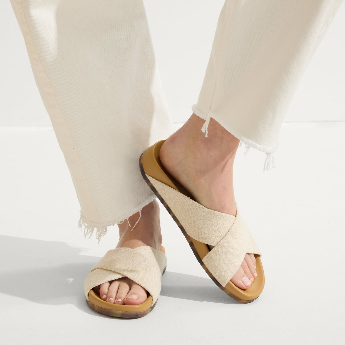 The Weekend Slide in Oat | Rothys Women