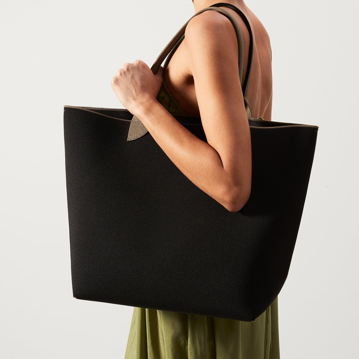The Lightweight Tote in Black Portobello | Rothys Bags