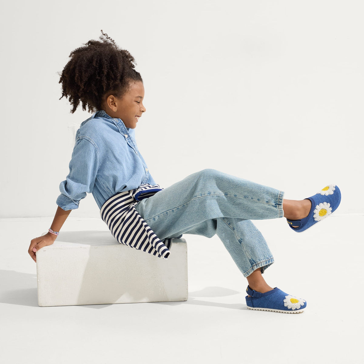 The Kids Clog in Indigo Daisy | Rothys Kids|New